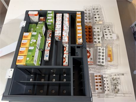 LOT 938 - Stort bilpæresortiment fra Philips og Osram med sortimentskasse /skap