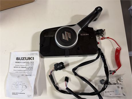 LOT 1004 - Suzuki NA40 kontrollboks med trim, nøkkel og dødmannssnor
