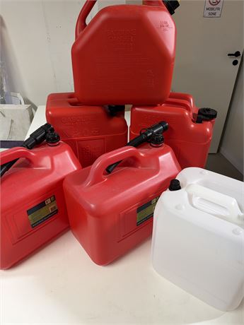 LOT 1026 - Parti med 6 kanner – 5 drivstoffkanner og 1 hvit plastkanne