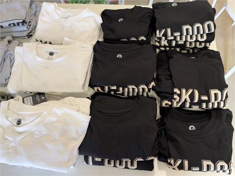 LOT 714 - Varelager med diverse t-skjorter