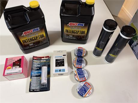 LOT 913 - Vareparti med AMSOIL totaktsolje og diverse tilbehør