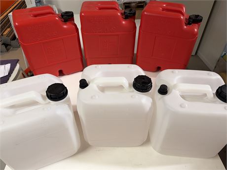 lot 1025 - Parti med 6 plastkanner – 3 røde og 3 hvite